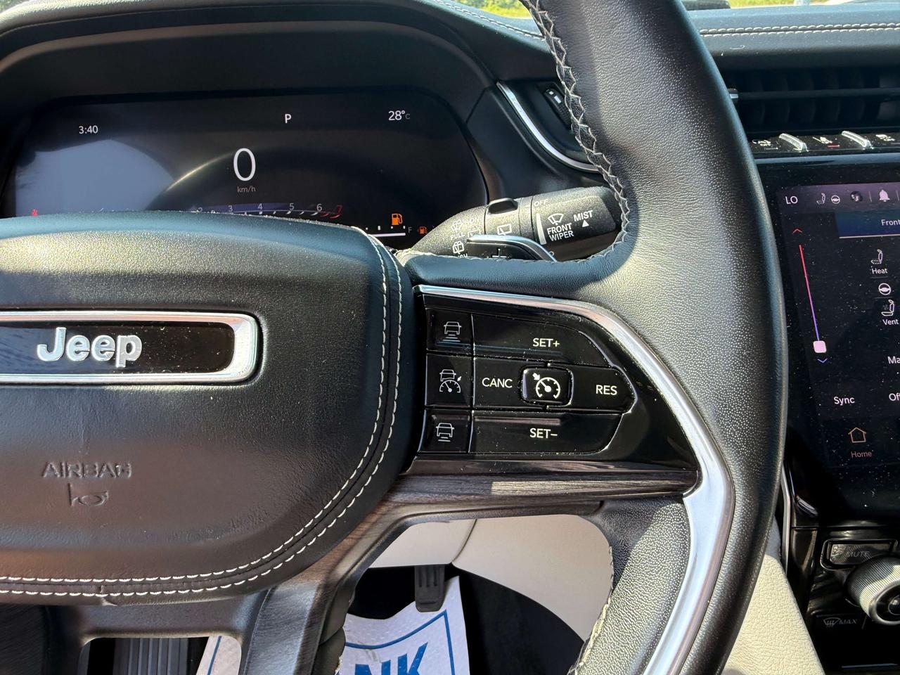 2021 Jeep Grand Cherokee Overland - sunroof - massage seats Photo