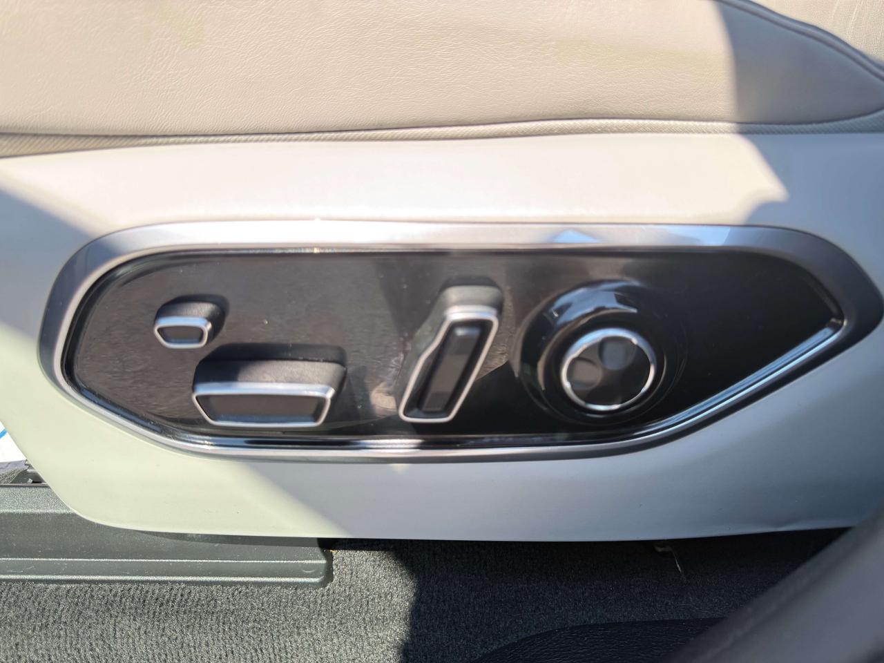 2021 Jeep Grand Cherokee Overland - sunroof - massage seats Photo