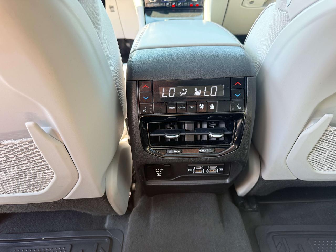 2021 Jeep Grand Cherokee Overland - sunroof - massage seats Photo