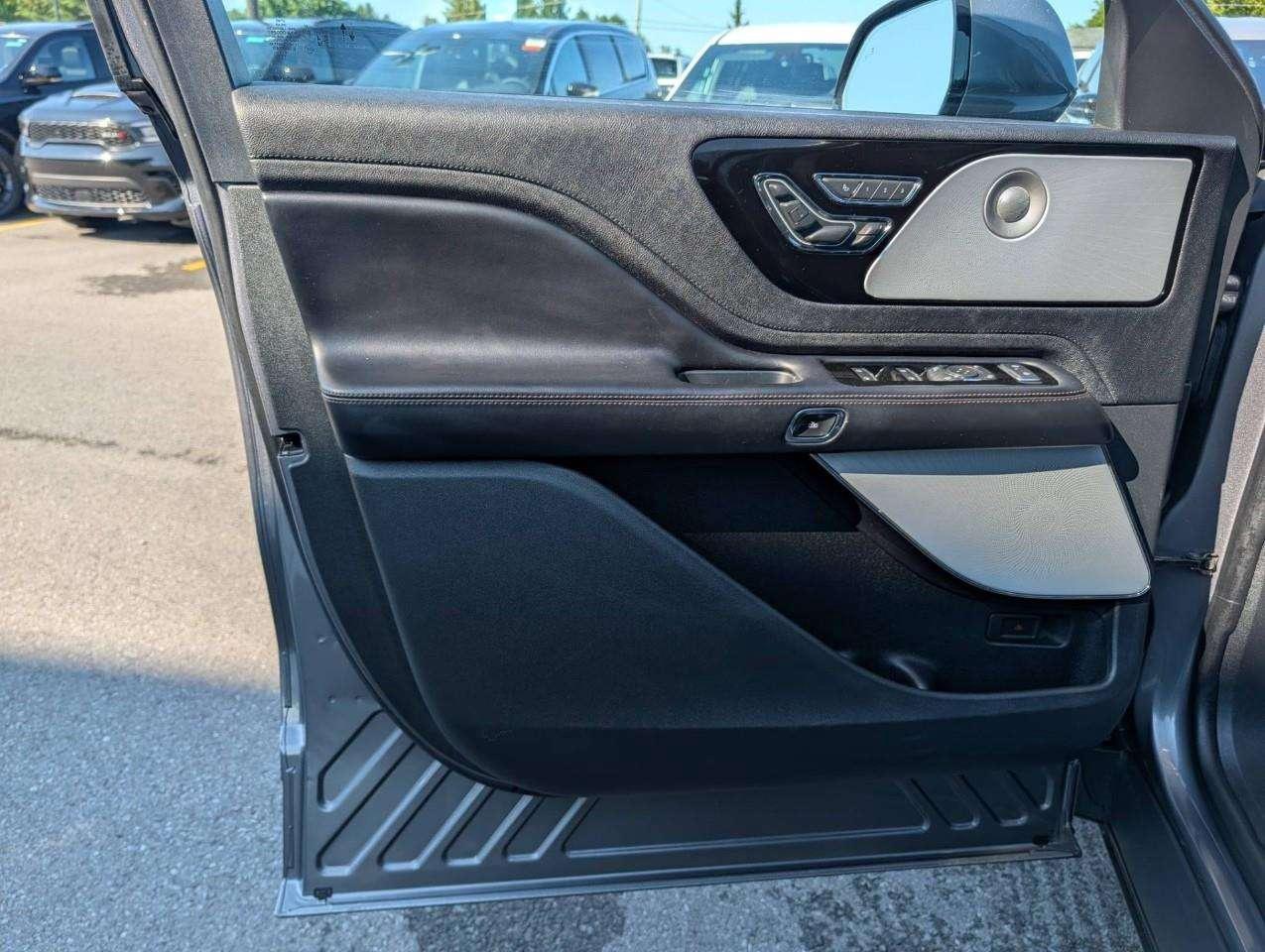 2022 Lincoln Aviator Reserve 6 PASSENGER SUV   Panoramic Sunroof Photo