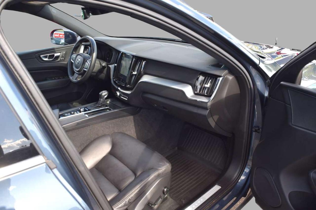 2019 Volvo XC60 Momentum AWD Navi Panoramic Sunroof Photo