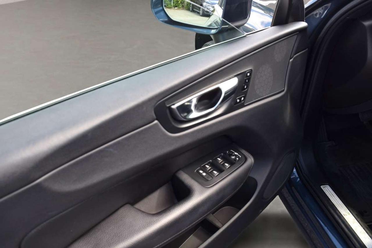 2019 Volvo XC60 Momentum AWD Navi Panoramic Sunroof Photo