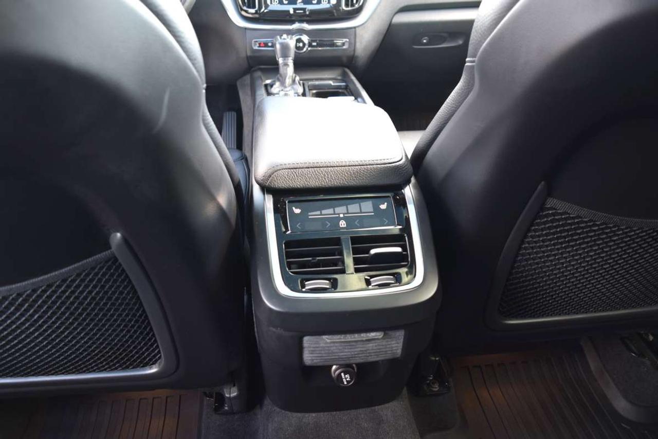 2019 Volvo XC60 Momentum AWD Navi Panoramic Sunroof Photo