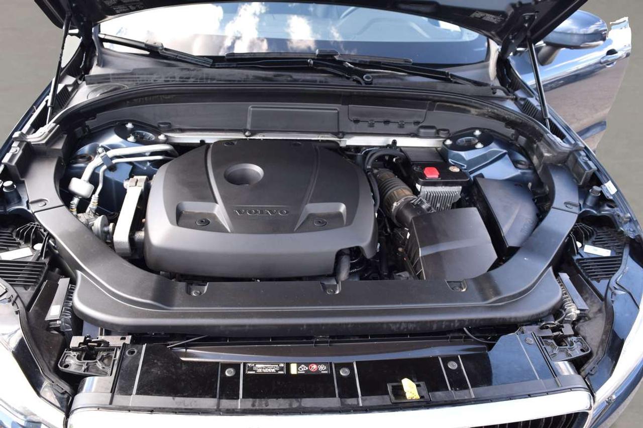 2019 Volvo XC60 Momentum AWD Navi Panoramic Sunroof Photo