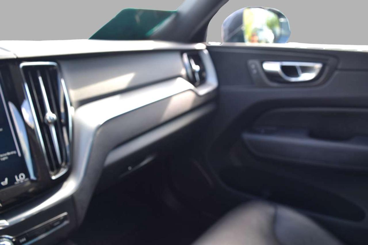 2019 Volvo XC60 Momentum AWD Navi Panoramic Sunroof Photo