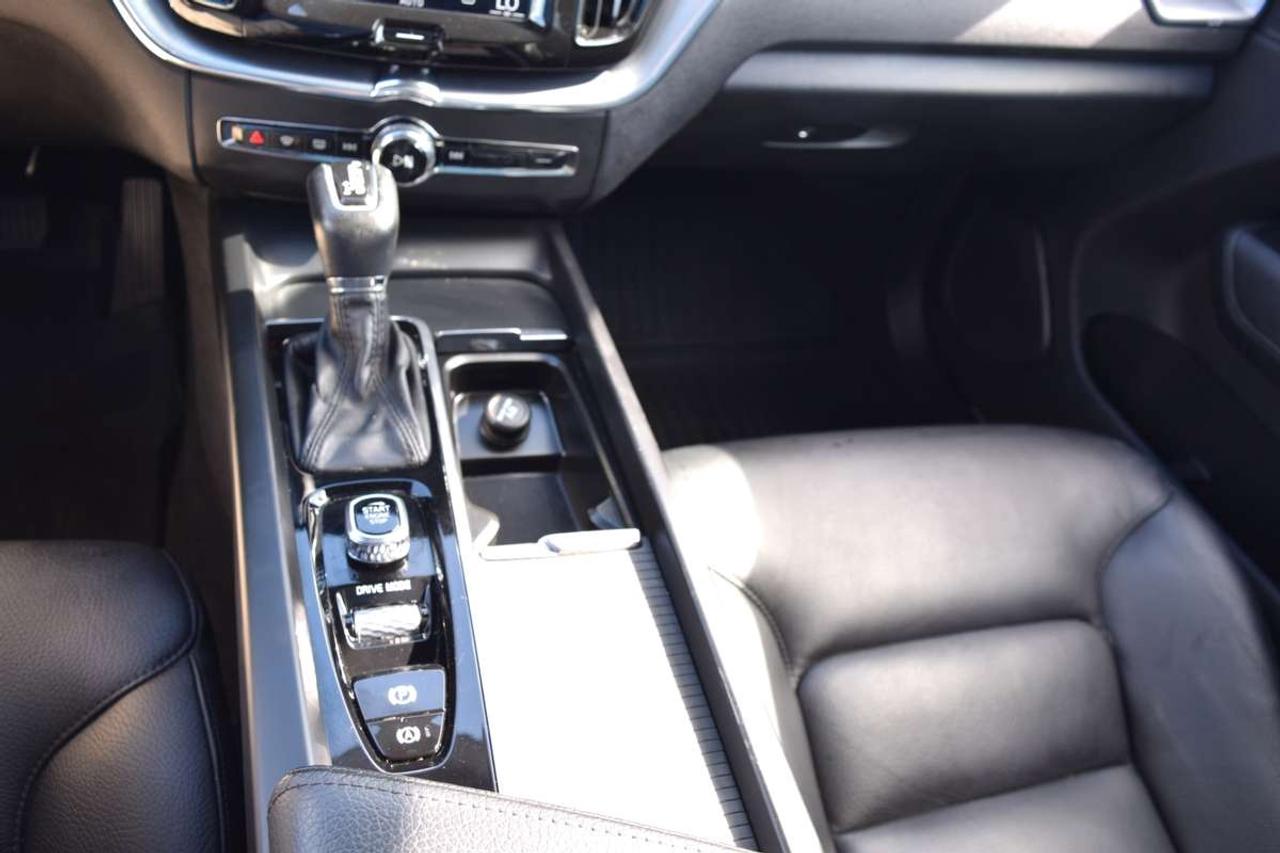 2019 Volvo XC60 Momentum AWD Navi Panoramic Sunroof Photo