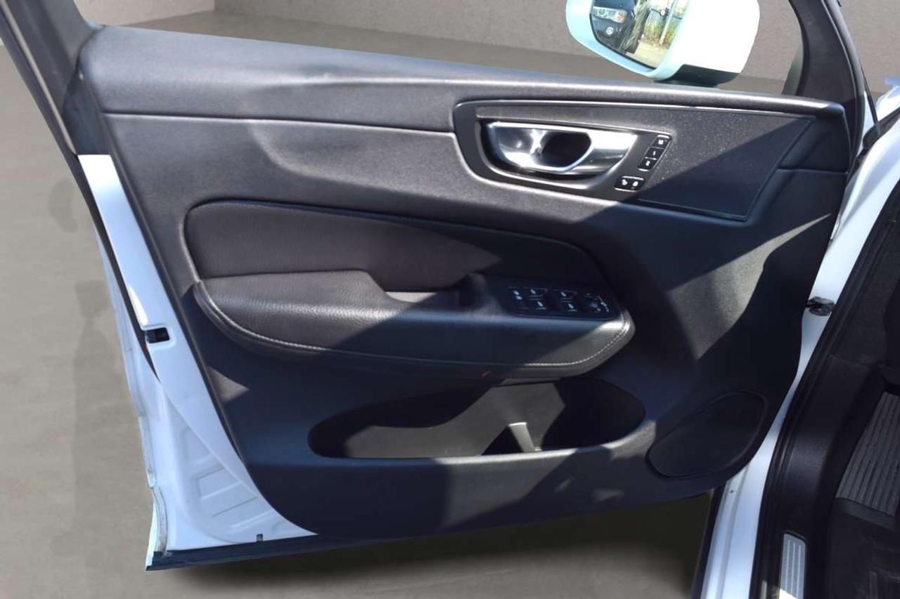2019 Volvo XC60 Momentum AWD Navi Panoramic Sunroof Photo