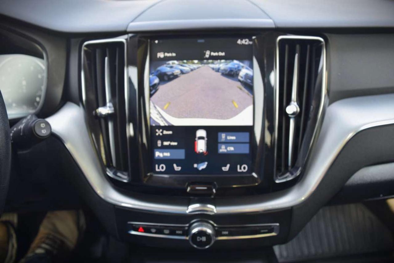 2019 Volvo XC60 Momentum AWD Navi Panoramic Sunroof Photo