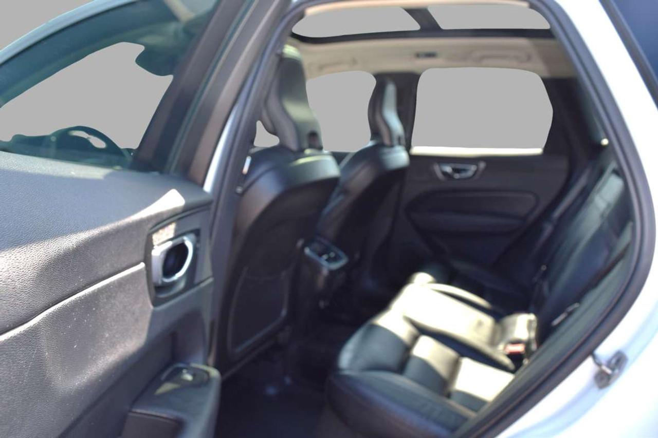 2019 Volvo XC60 Momentum AWD Navi Panoramic Sunroof Photo