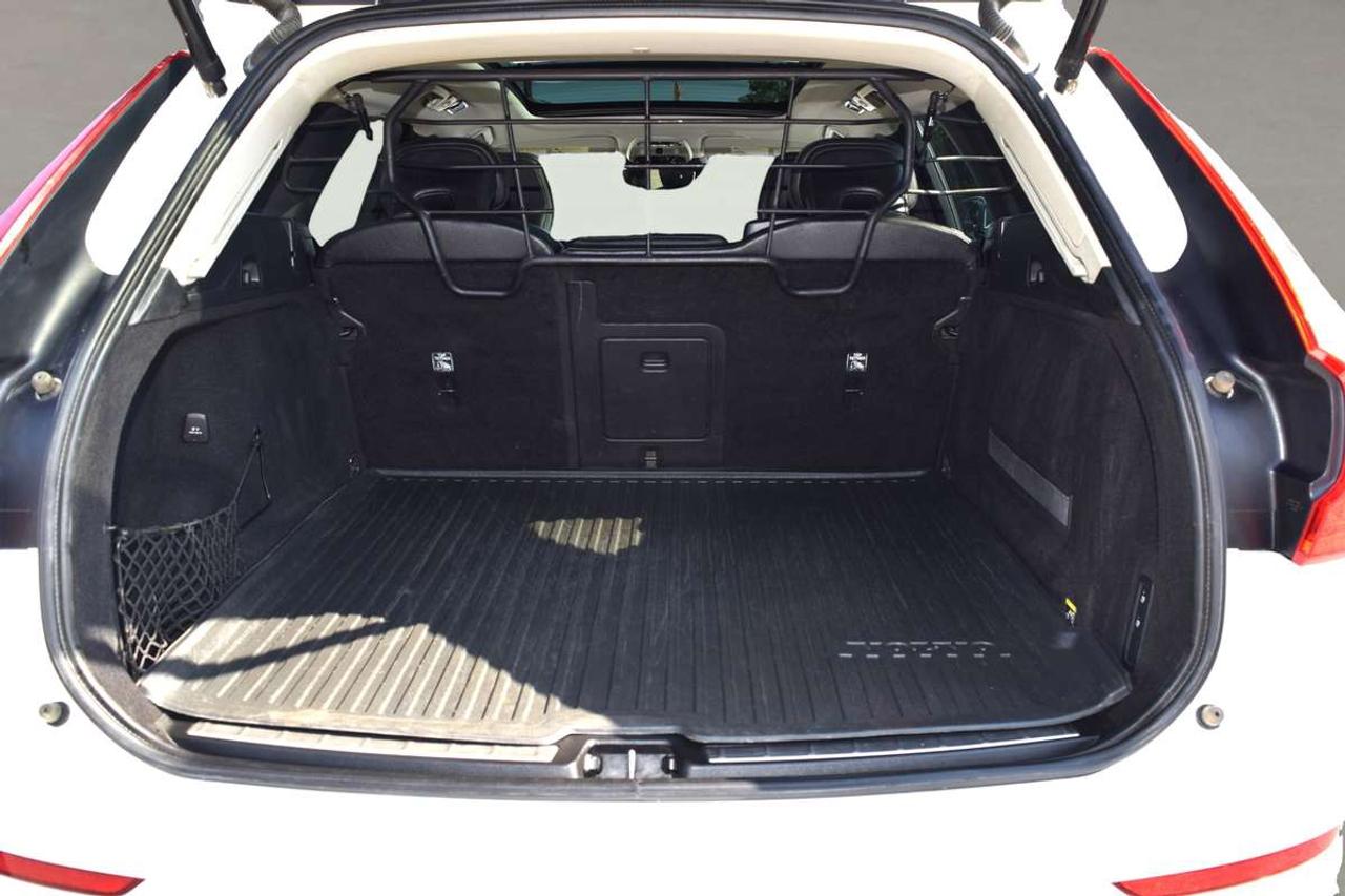 2019 Volvo XC60 Momentum AWD Navi Panoramic Sunroof Photo