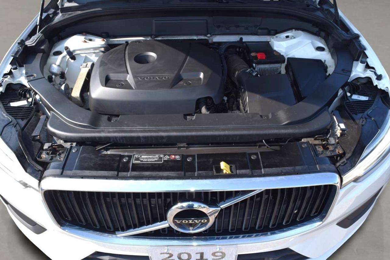 2019 Volvo XC60 Momentum AWD Navi Panoramic Sunroof Photo