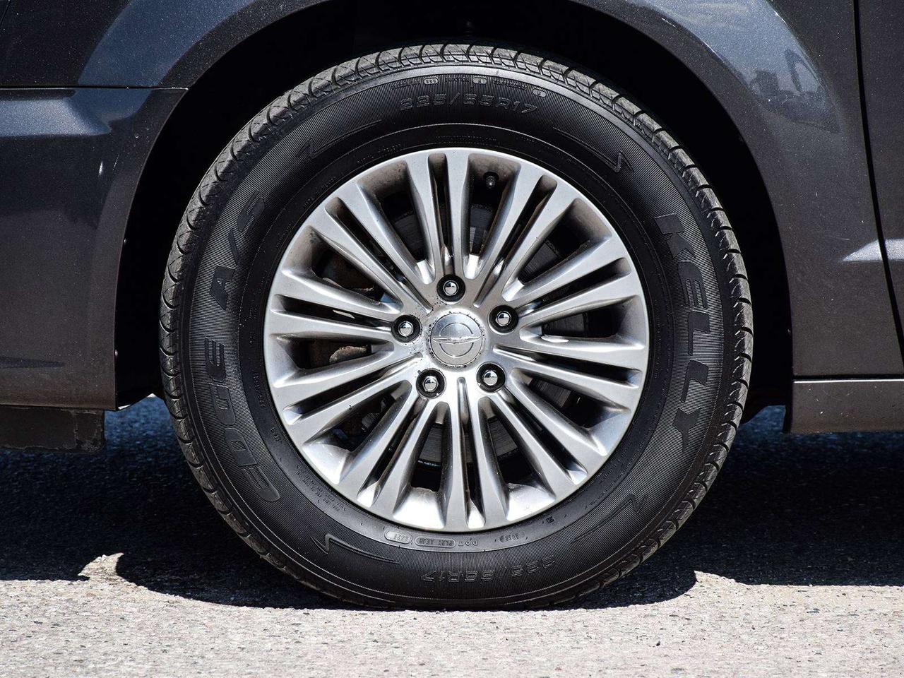 2016 Chrysler Town & Country Touring ~Nav ~Heated Leather ~Sunroof ~Alloys ~Cam Photo