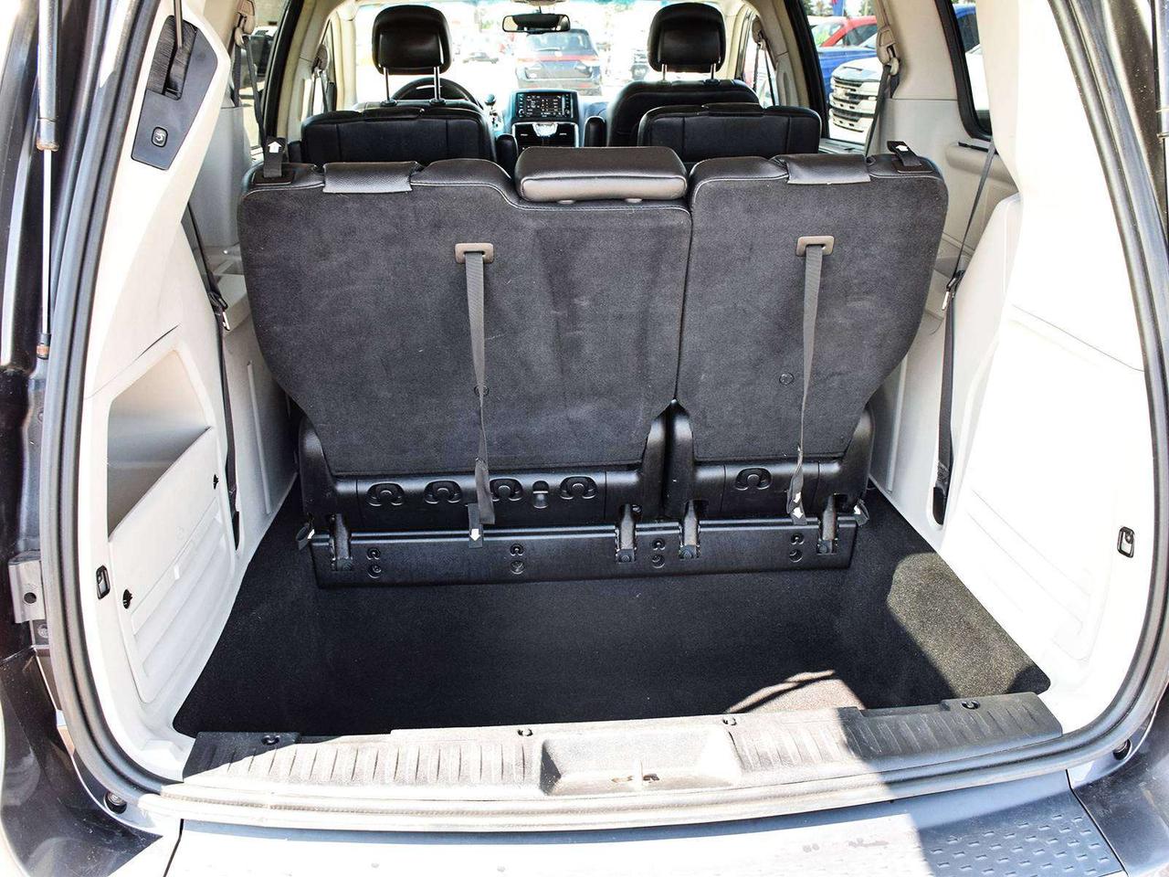2016 Chrysler Town & Country Touring ~Nav ~Heated Leather ~Sunroof ~Alloys ~Cam Photo