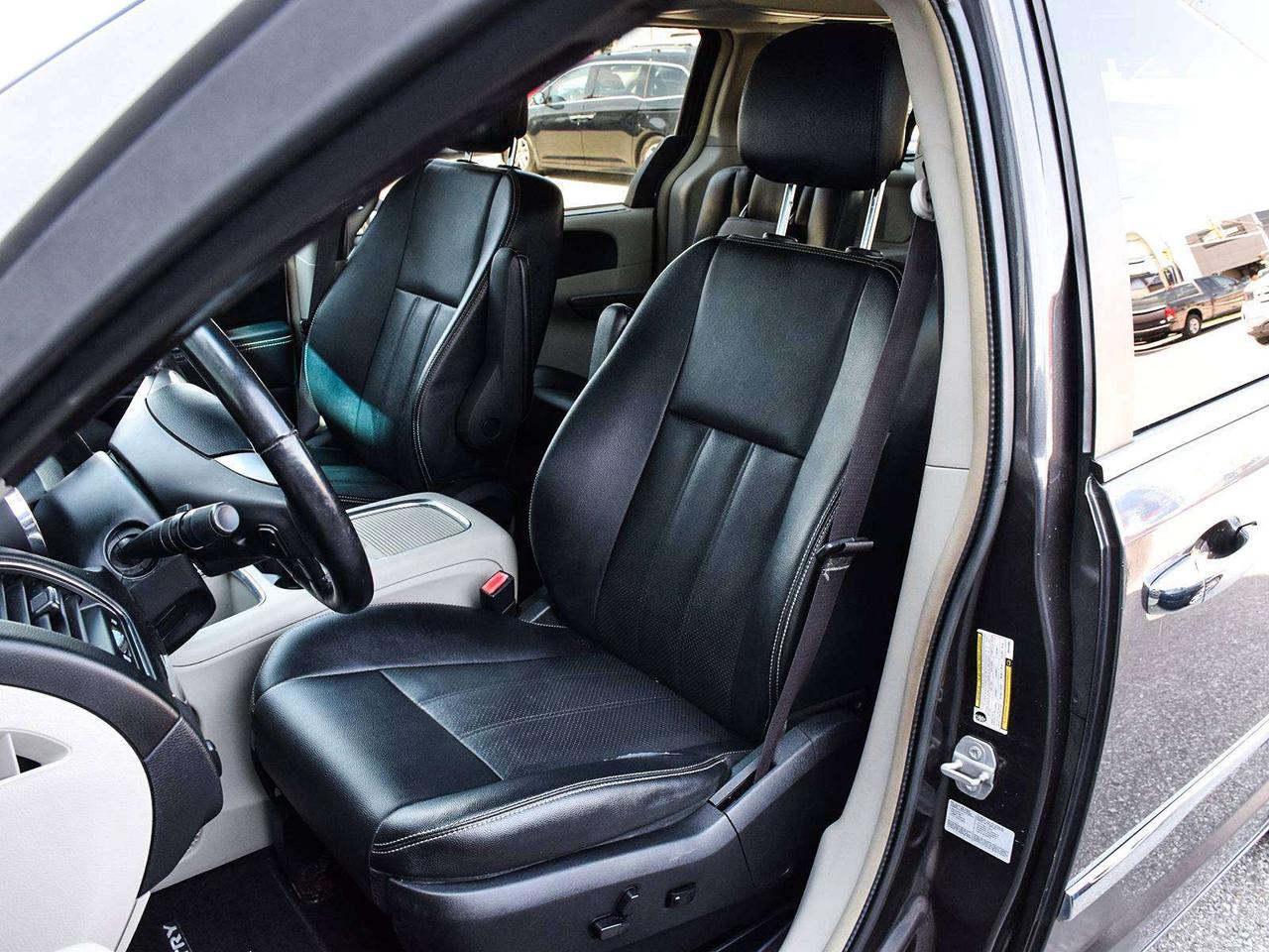 2016 Chrysler Town & Country Touring ~Nav ~Heated Leather ~Sunroof ~Alloys ~Cam Photo