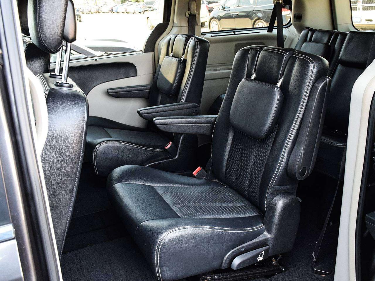2016 Chrysler Town & Country Touring ~Nav ~Heated Leather ~Sunroof ~Alloys ~Cam Photo