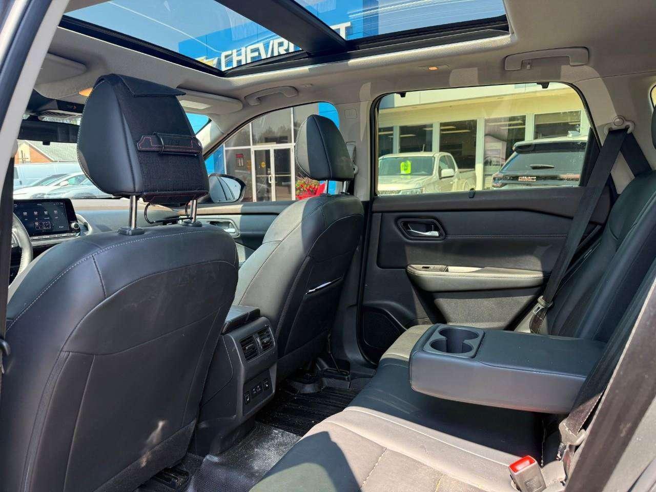 2023 Nissan Rogue ALL WEATHER MATS. PANORAMIC MOONROOF. LEATHER SEATING. FUEL EFFICIENT. CERTIFIED. Photo