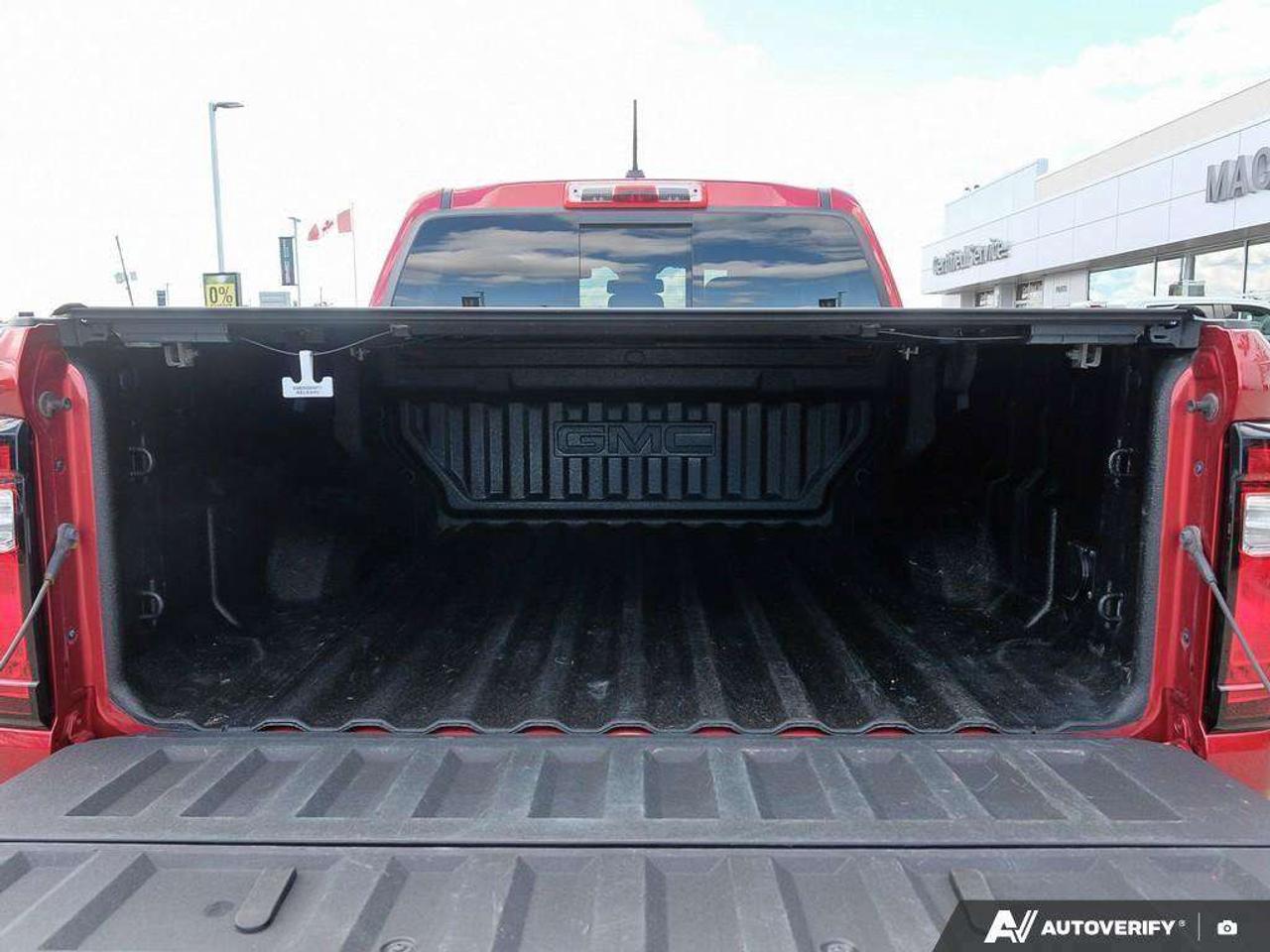 2024 GMC Canyon AT4, 2.7L 4-CYL, ALLOYS, LEATHER, SUNROOF, 1-OWNER, CERTIFIED PREOWNED! Photo