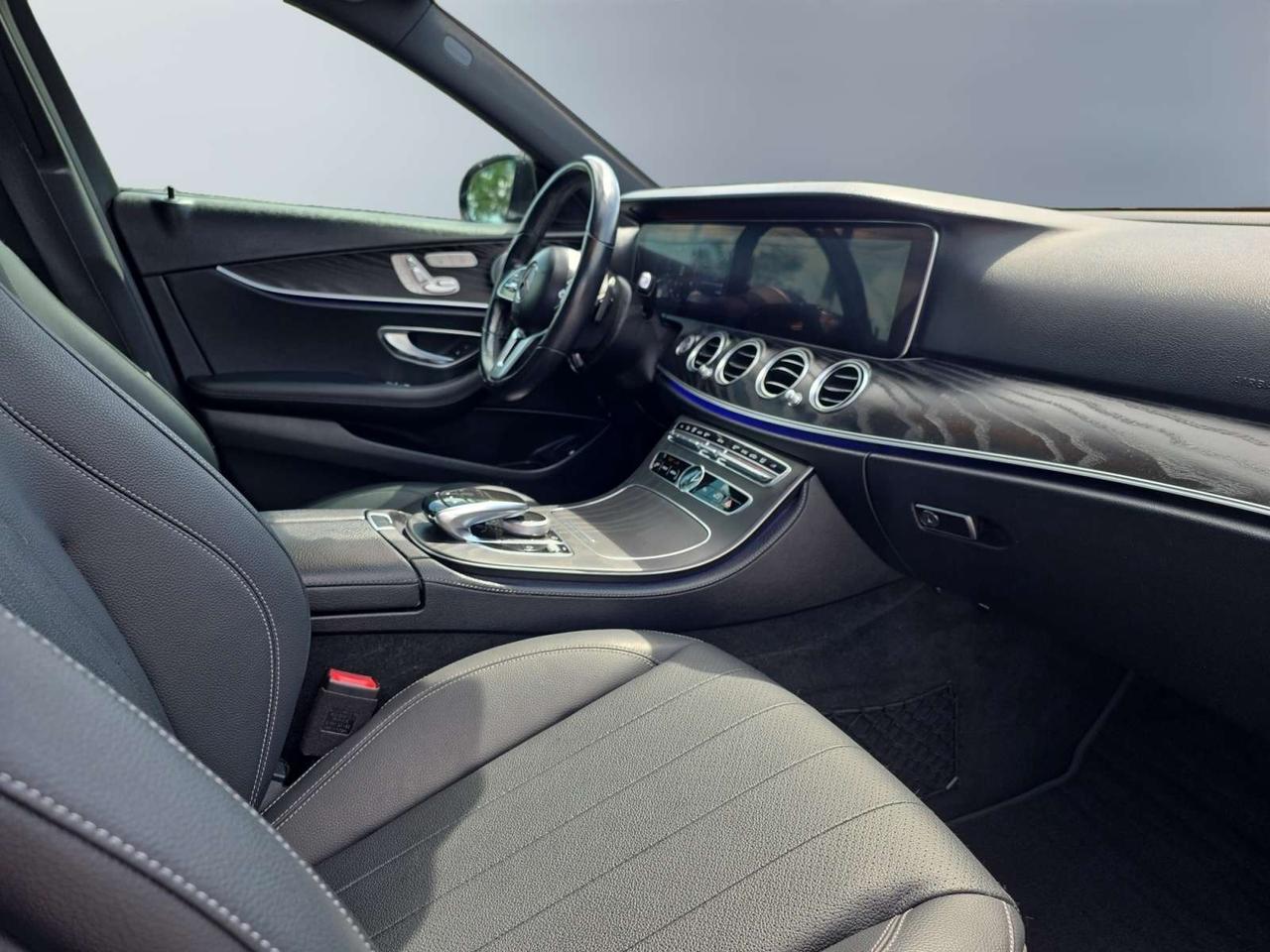 2019 Mercedes-Benz E-Class E 300 4MATIC AMG PKG * NO ACCIDENTS / BURMESTER SOUND / AMBIENT LIGHTING Photo