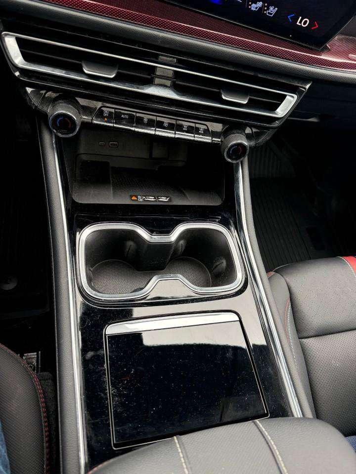 2026 Chevrolet Traverse SUPER CRUISE HANDS FREE DRIVING. TRAILERING PKG. 7 PASSENGER SEATING. LOADED. LEASE RETURN. Photo