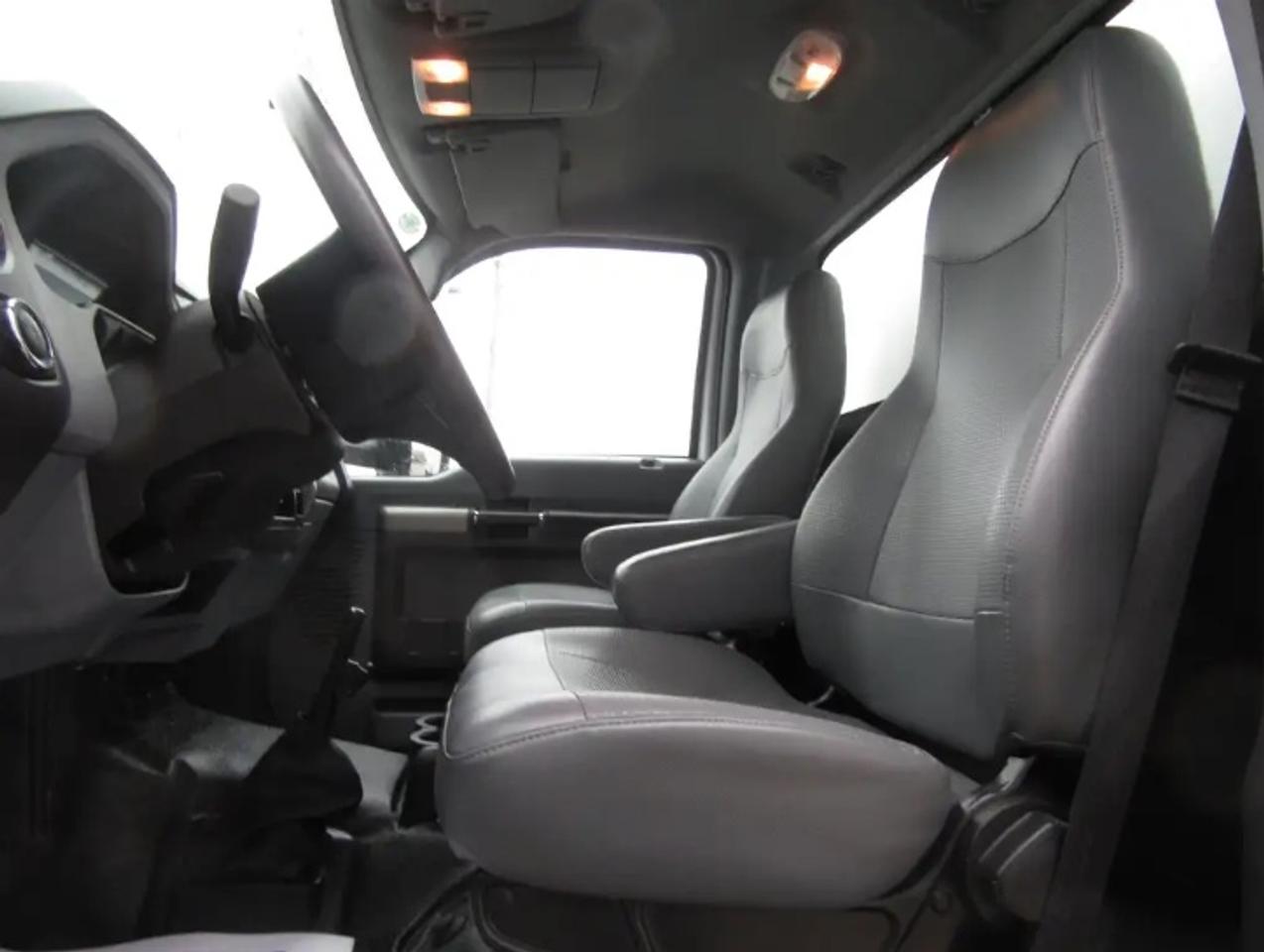 2023 Ford F-650 16FT UNICELL BOX POWER LIFTGATE Photo