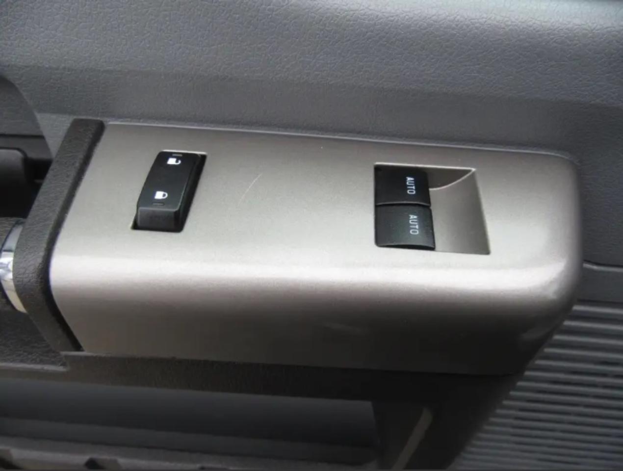 2023 Ford F-650 16FT UNICELL BOX POWER LIFTGATE Photo