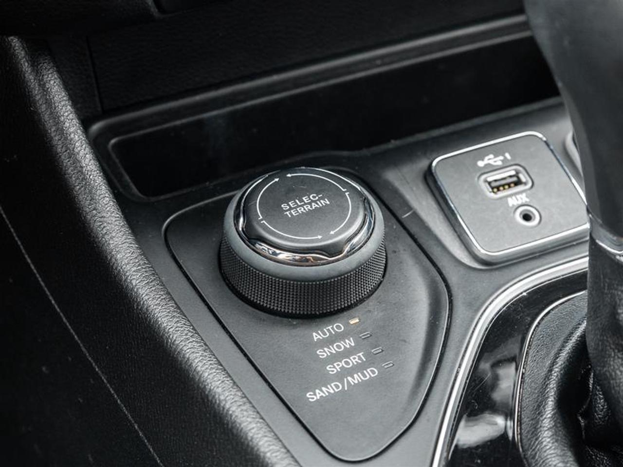 2020 Jeep Cherokee Overland 4dr 4x4 Photo