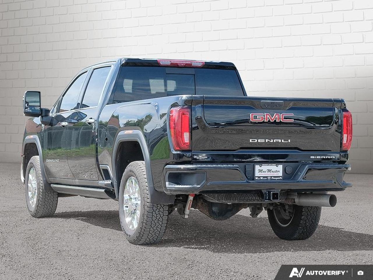 2023 GMC SIERRA 2500HD 4WD Crew Cab Standard Box Denali Photo