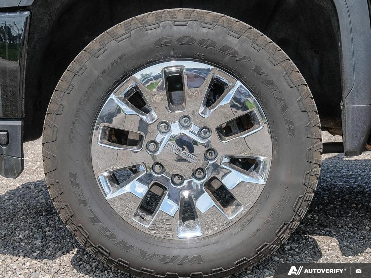 2023 GMC SIERRA 2500HD 4WD Crew Cab Standard Box Denali Photo
