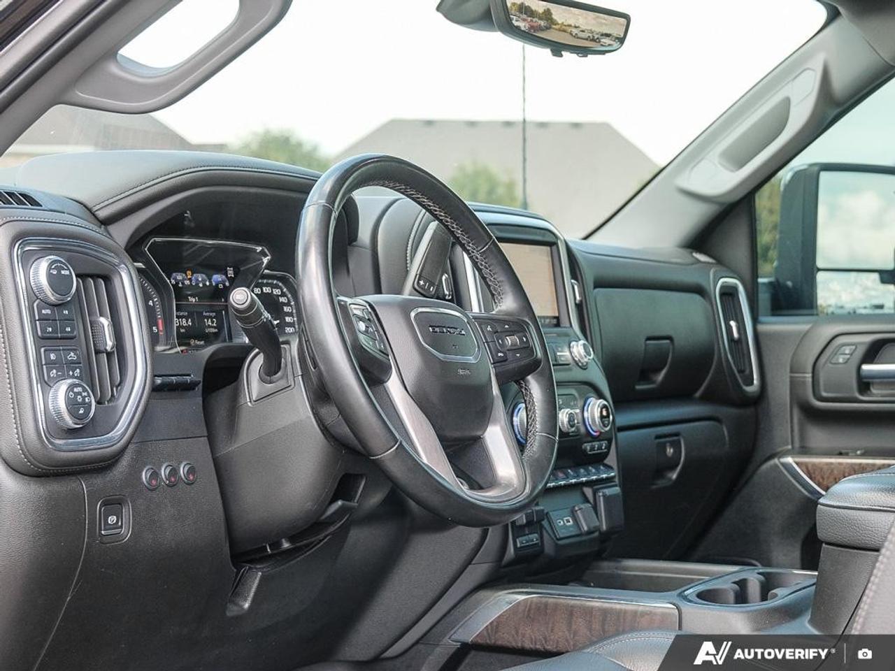 2023 GMC SIERRA 2500HD 4WD Crew Cab Standard Box Denali Photo