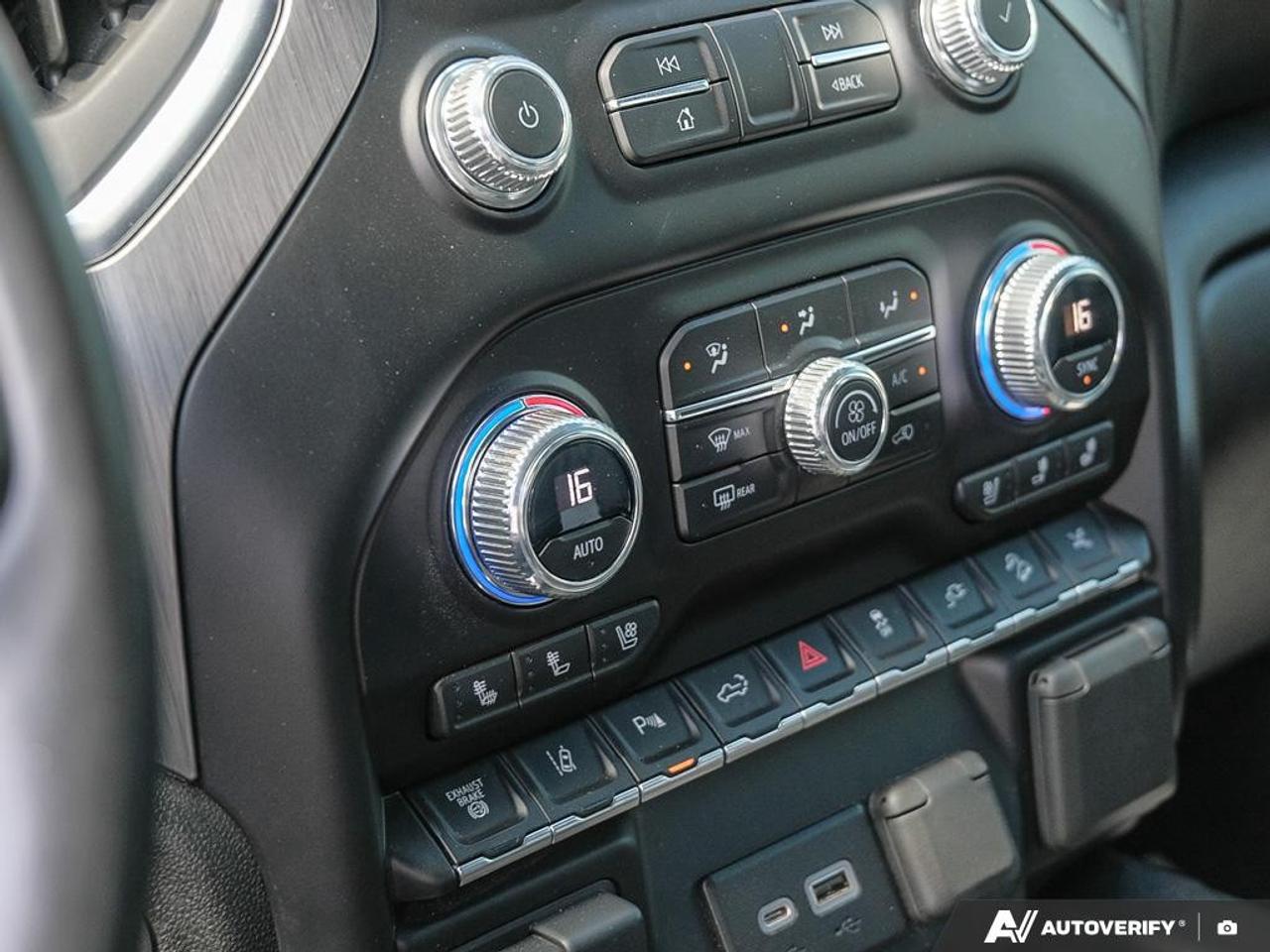 2023 GMC SIERRA 2500HD 4WD Crew Cab Standard Box Denali Photo
