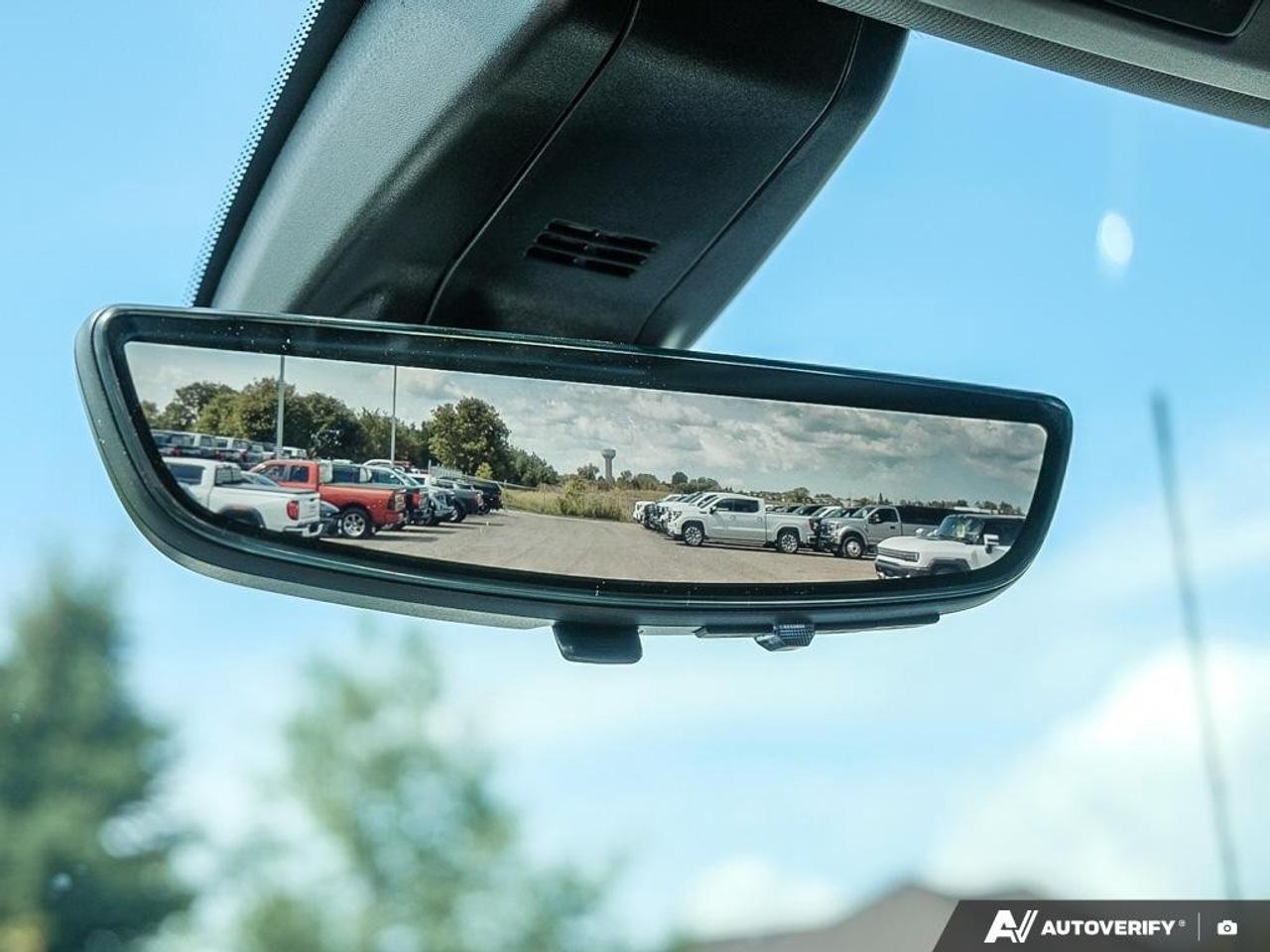 2023 GMC SIERRA 2500HD 4WD Crew Cab Standard Box Denali Photo