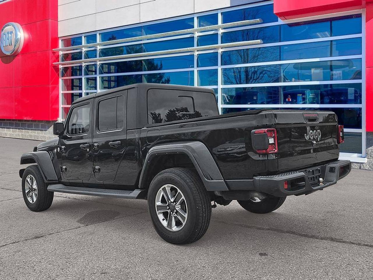 2020 Jeep Gladiator Overland | New Front Brakes | Low KMS | Clean CarFax Report | Great Shape | Navigation | Alpine Aud. Photo