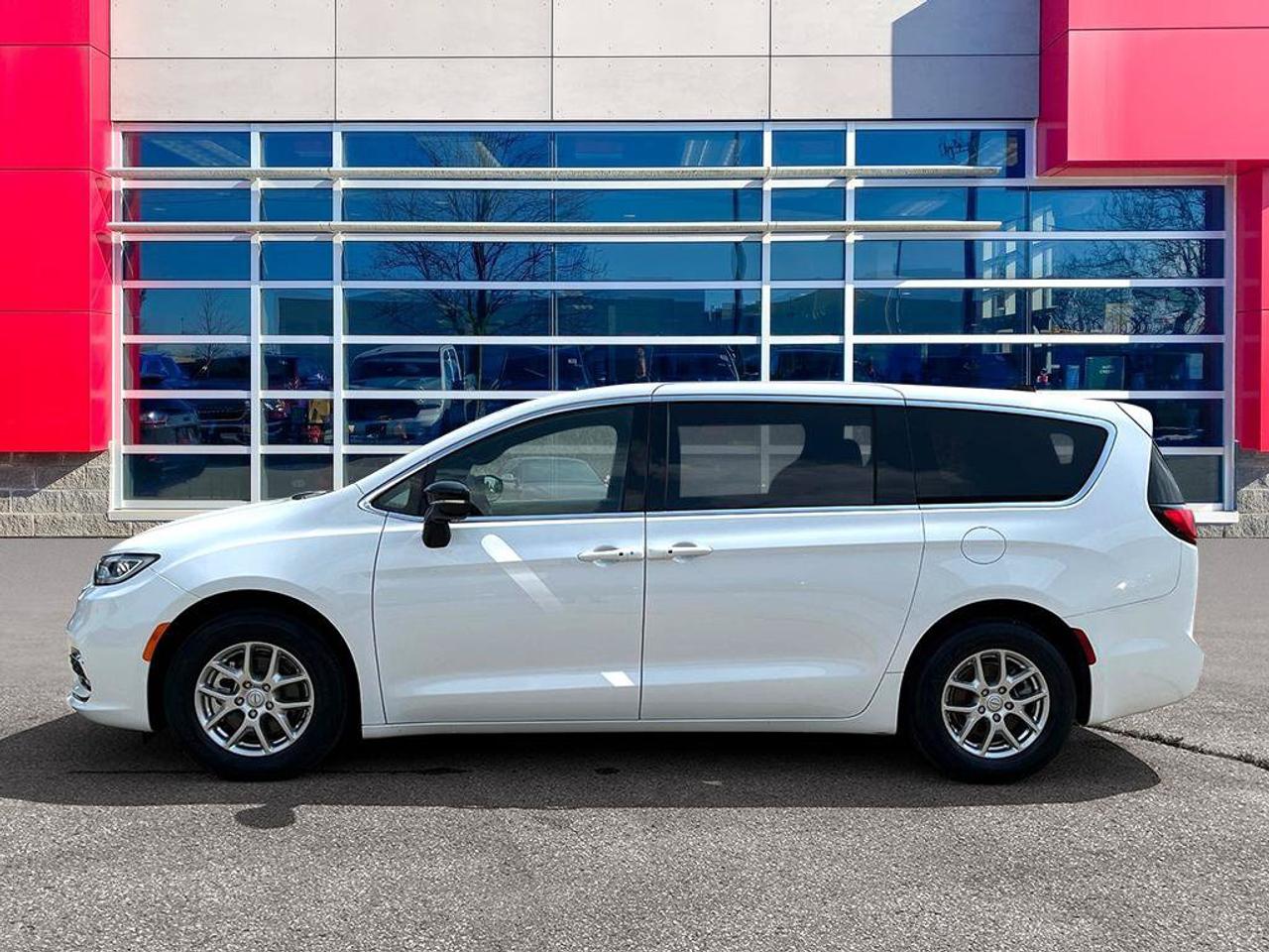 2025 Chrysler Pacifica Select | Fully Certified | Great Value | Low KMS | Ontario Vehicle | Great Shape | CarPlay | Android Photo5