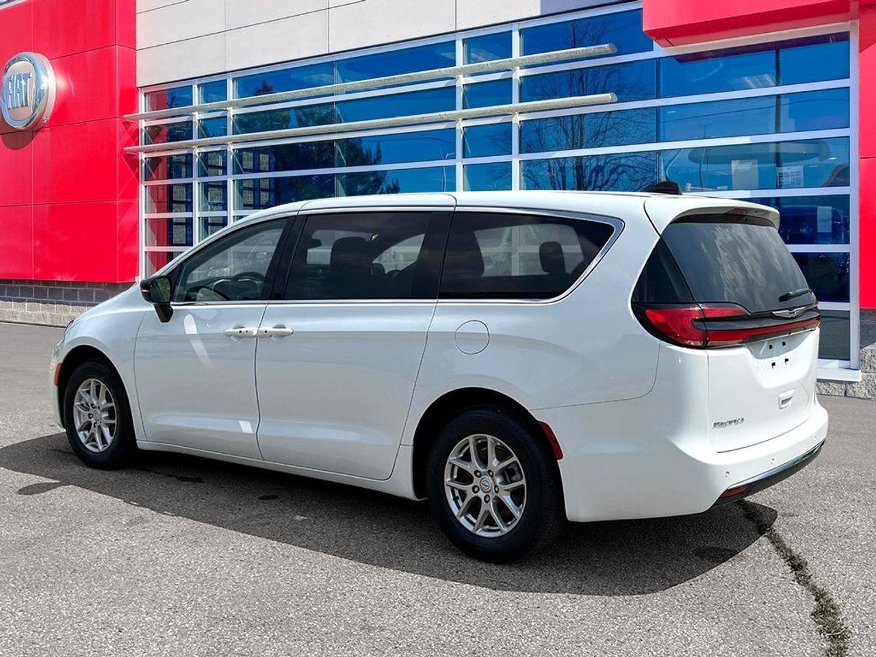 2025 Chrysler Pacifica Select | Fully Certified | Great Value | Low KMS | Ontario Vehicle | Great Shape | CarPlay | Android Photo