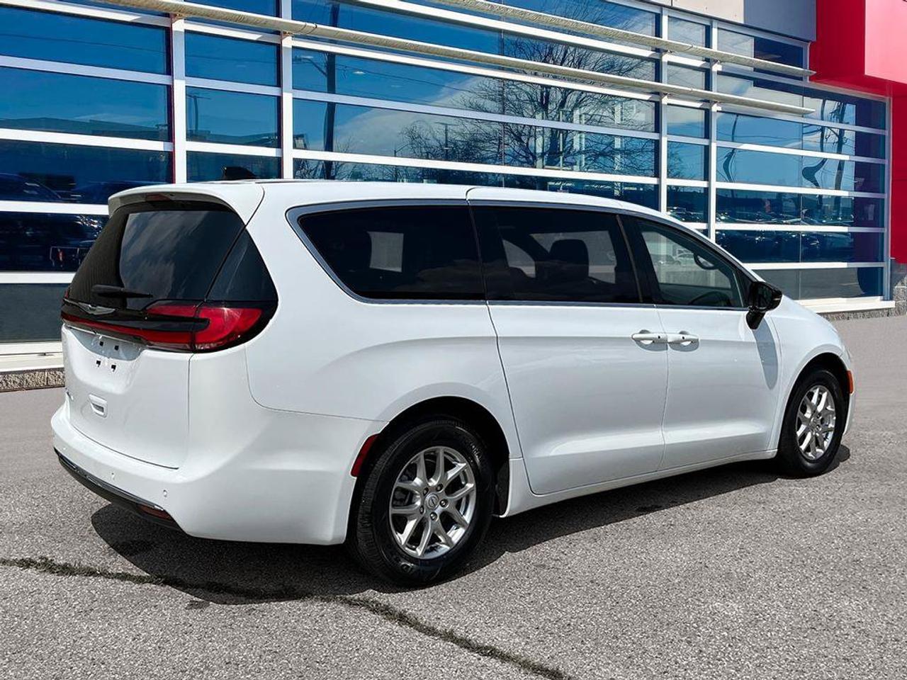 2025 Chrysler Pacifica Select | Fully Certified | Great Value | Low KMS | Ontario Vehicle | Great Shape | CarPlay | Android Photo4