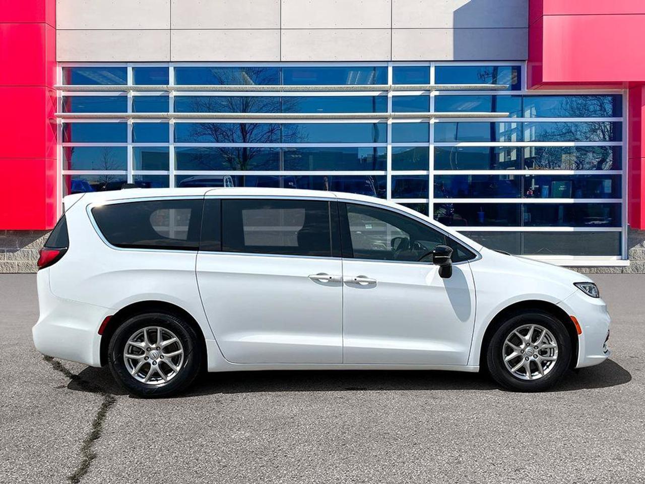2025 Chrysler Pacifica Select | Fully Certified | Great Value | Low KMS | Ontario Vehicle | Great Shape | CarPlay | Android Photo