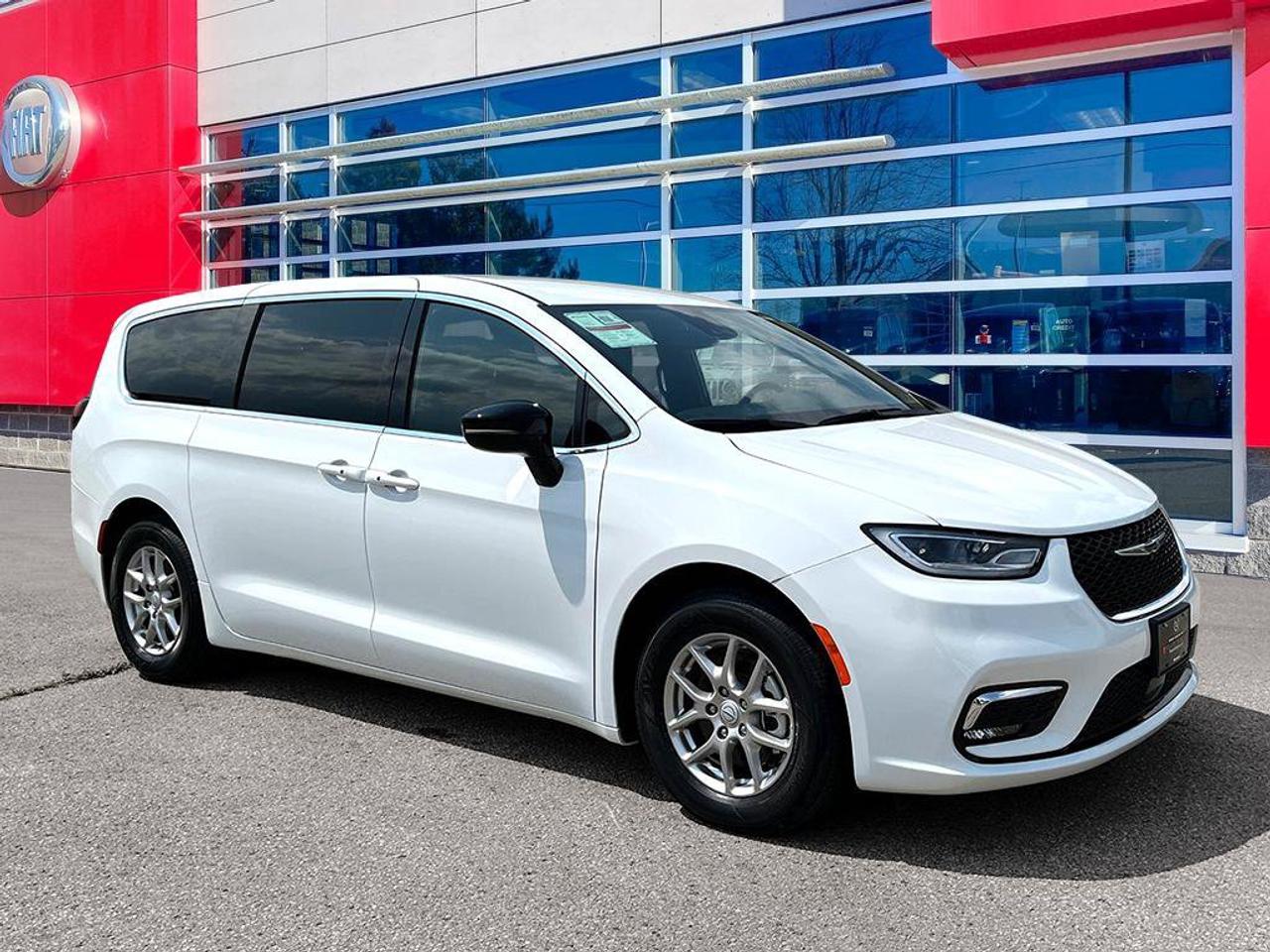 2025 Chrysler Pacifica Select | Fully Certified | Great Value | Low KMS | Ontario Vehicle | Great Shape | CarPlay | Android Photo