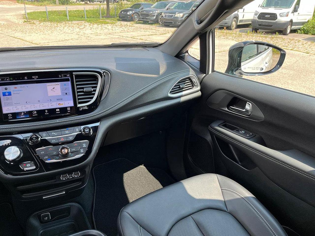 2025 Chrysler Pacifica Select | Fully Certified | Great Value | Low KMS | Ontario Vehicle | Great Shape | CarPlay | Android Photo