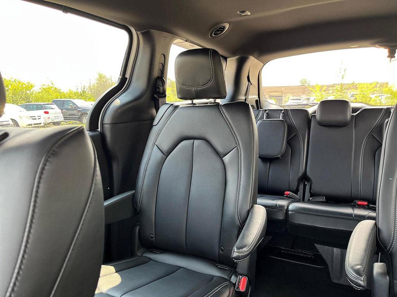 2025 Chrysler Pacifica Select | Fully Certified | Great Value | Low KMS | Ontario Vehicle | Great Shape | CarPlay | Android Photo