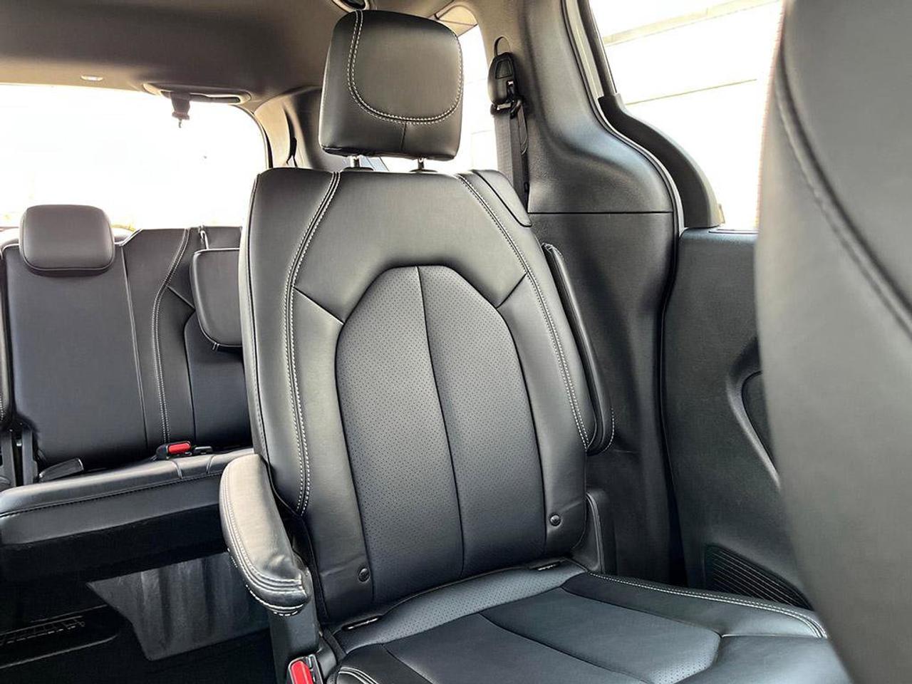 2025 Chrysler Pacifica Select | Fully Certified | Great Value | Low KMS | Ontario Vehicle | Great Shape | CarPlay | Android Photo