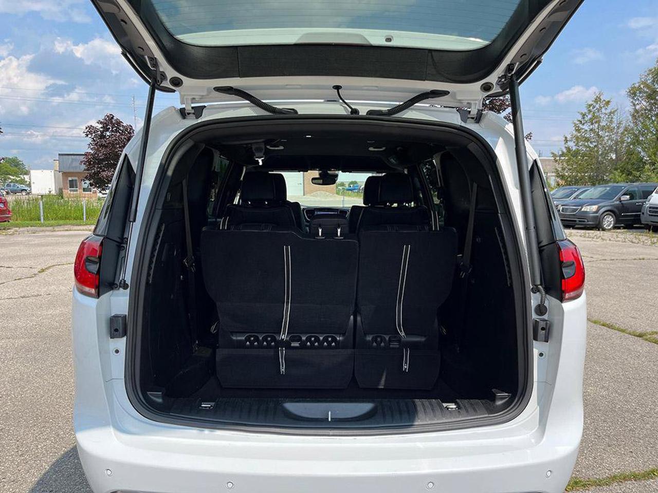 2025 Chrysler Pacifica Select | Fully Certified | Great Value | Low KMS | Ontario Vehicle | Great Shape | CarPlay | Android Photo