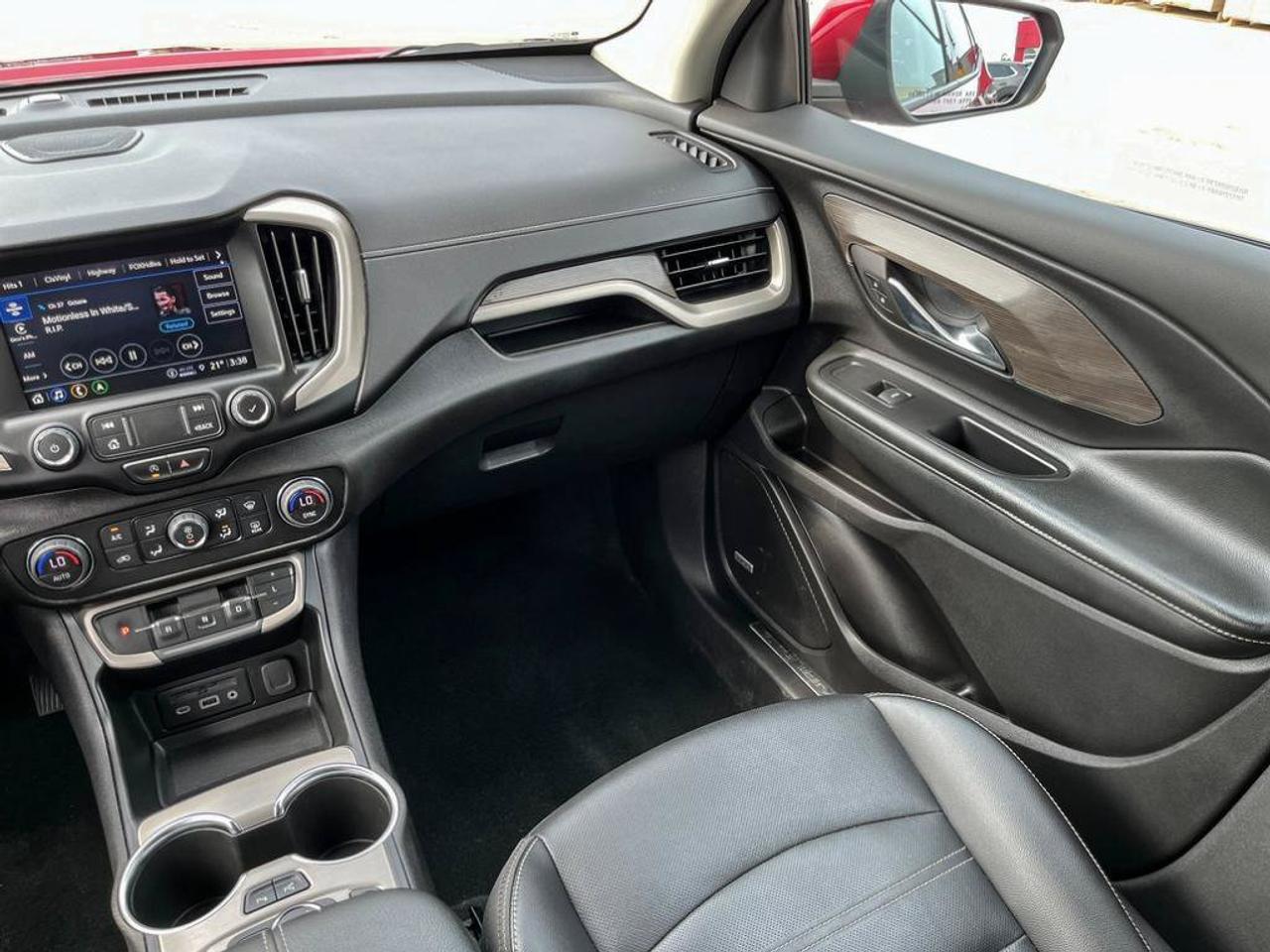 2024 GMC Terrain Denali AWD | Leather | Accident Free | Navigation | Ventilated Seats | Blind-Spot | Adaptive Cruise Photo
