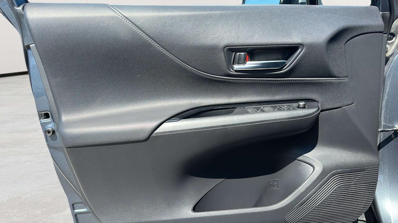 2023 Toyota Venza LE Photo