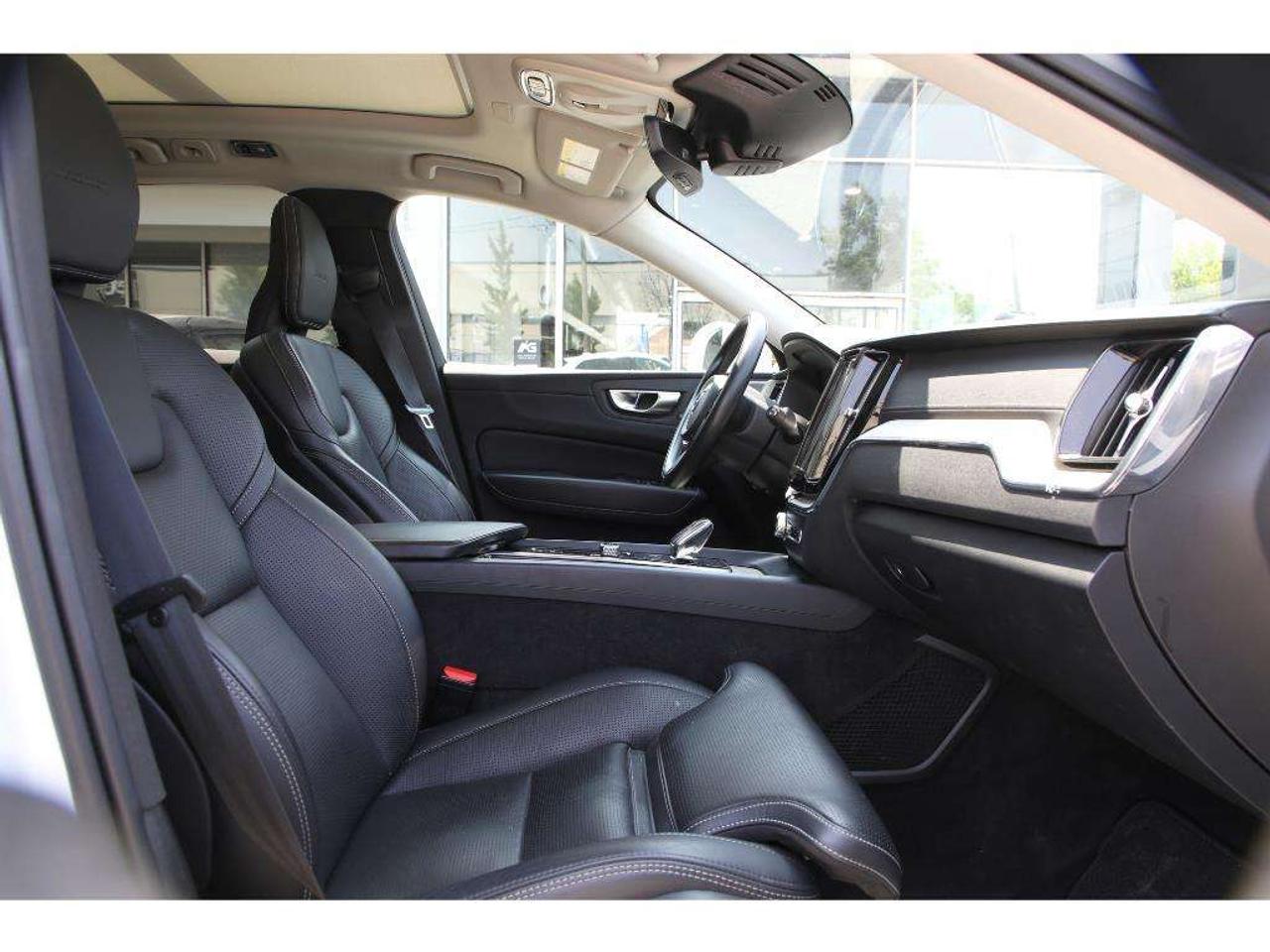 2020 Volvo XC60 T8 Inscription AWD | Turbocharged| 455 HP! Photo