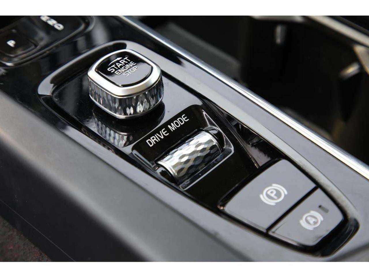 2020 Volvo XC60 T8 Inscription AWD | Turbocharged| 455 HP! Photo