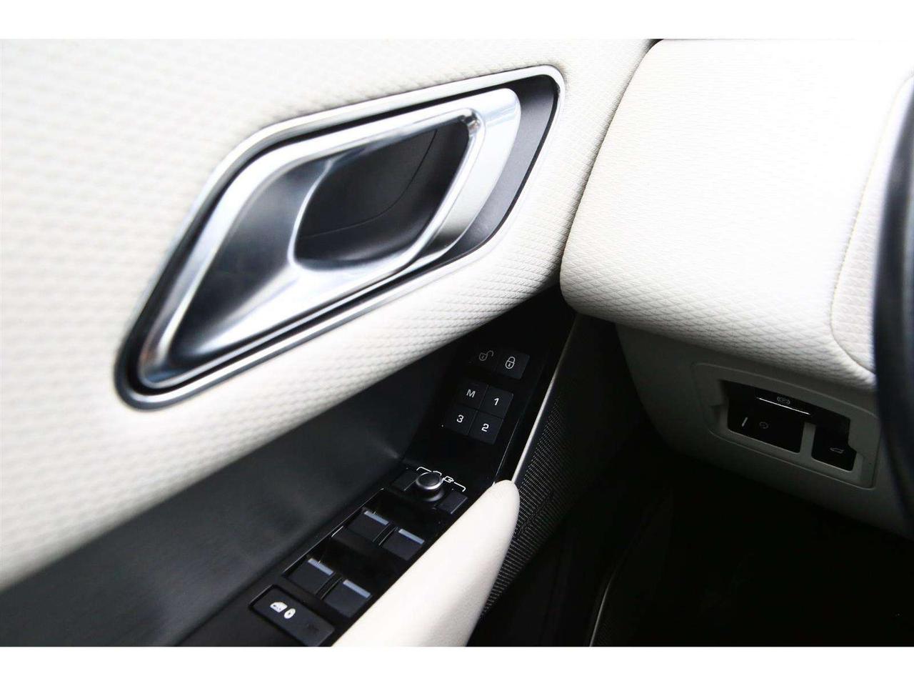 2018 Land Rover Range Rover Velar R-Dynamic SE Photo