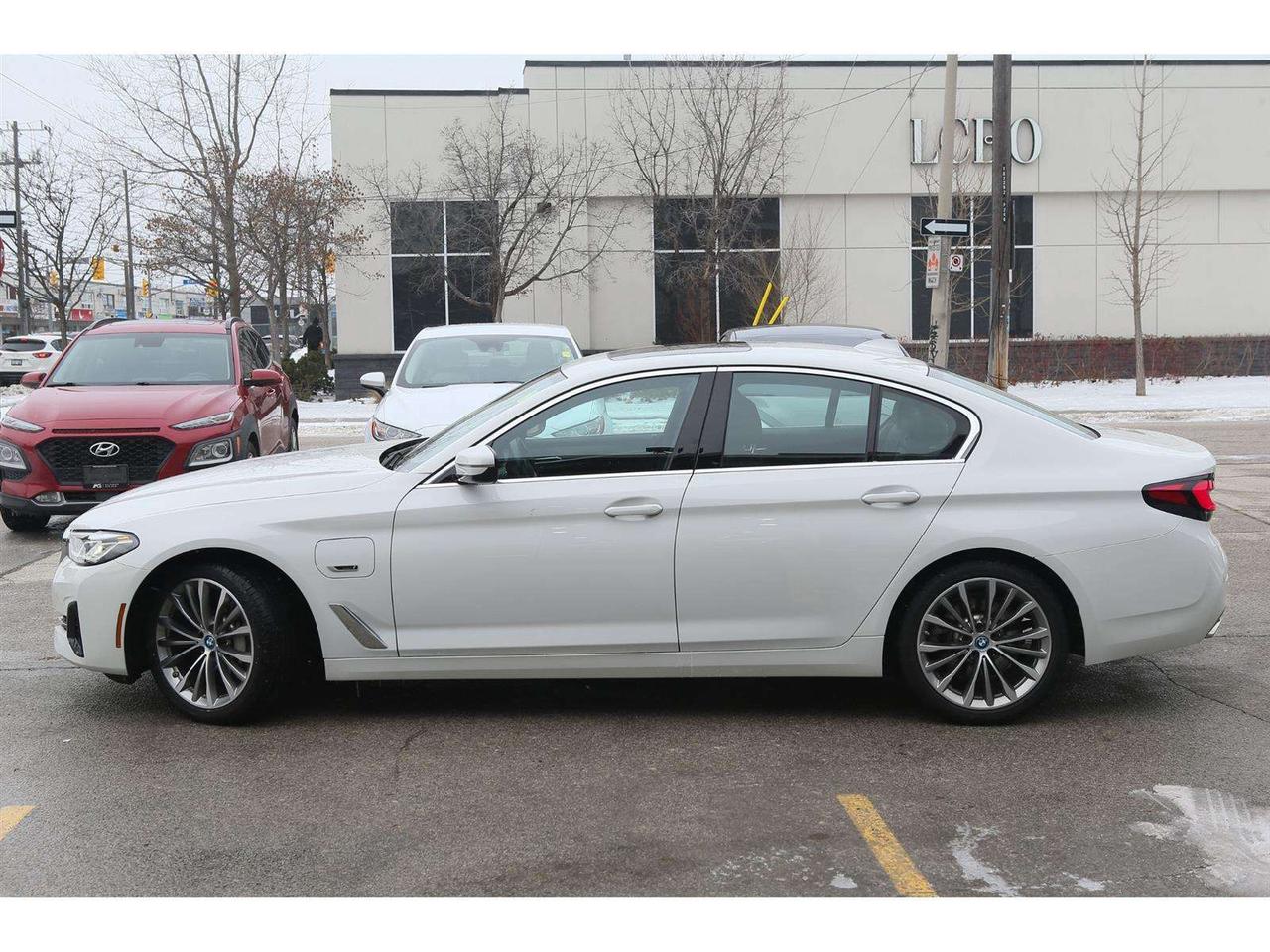 2023 BMW 530xi 530xe Plug-In-Hybrid Photo3