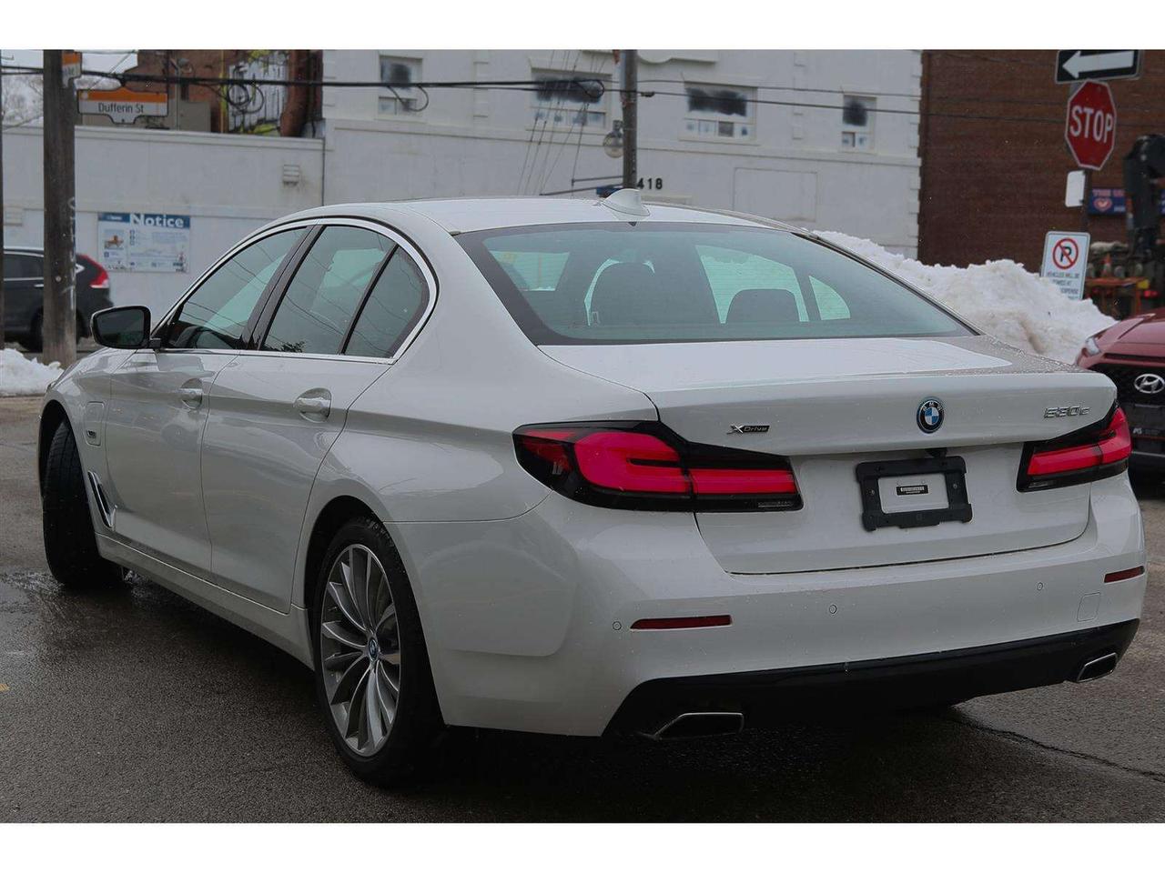 2023 BMW 530xi 530xe Plug-In-Hybrid Photo4
