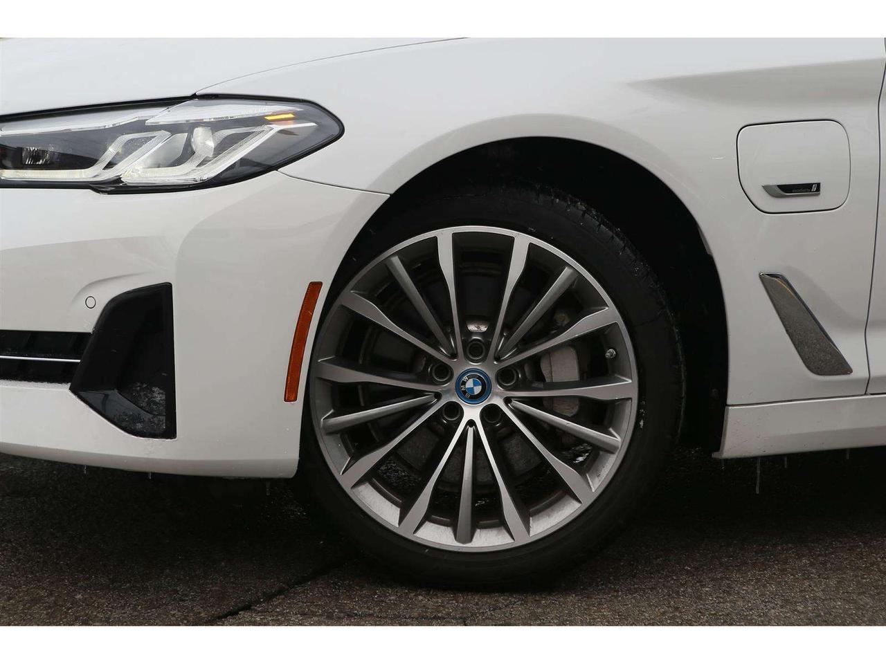 2023 BMW 530xi 530xe Plug-In-Hybrid Photo