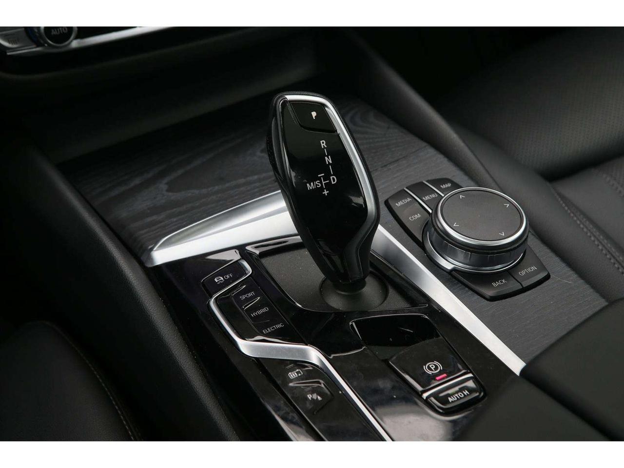 2023 BMW 530xi 530xe Plug-In-Hybrid Photo